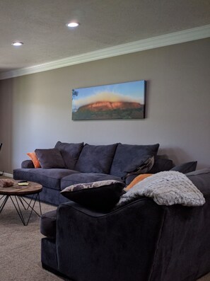 TV connectée, cheminée, baby-foot, livres