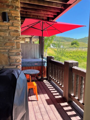 Perfect 4 Season Destination w/ Tesla charging!