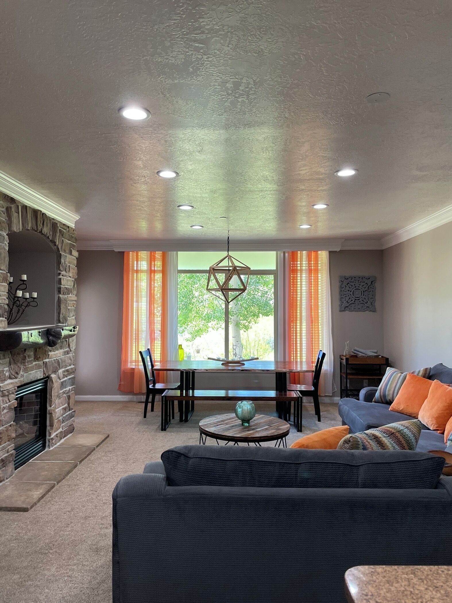 TV connectée, cheminée, baby-foot, livres