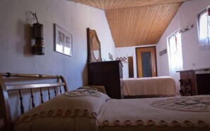 三人房, 公共浴室 | 熨斗/熨板、床单