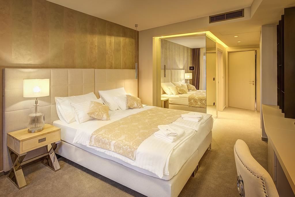 Superior Double Room, Sea View | Minibar, in-room safe, desk, laptop workspace