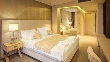 Minibar, coffres-forts dans les chambres, bureau