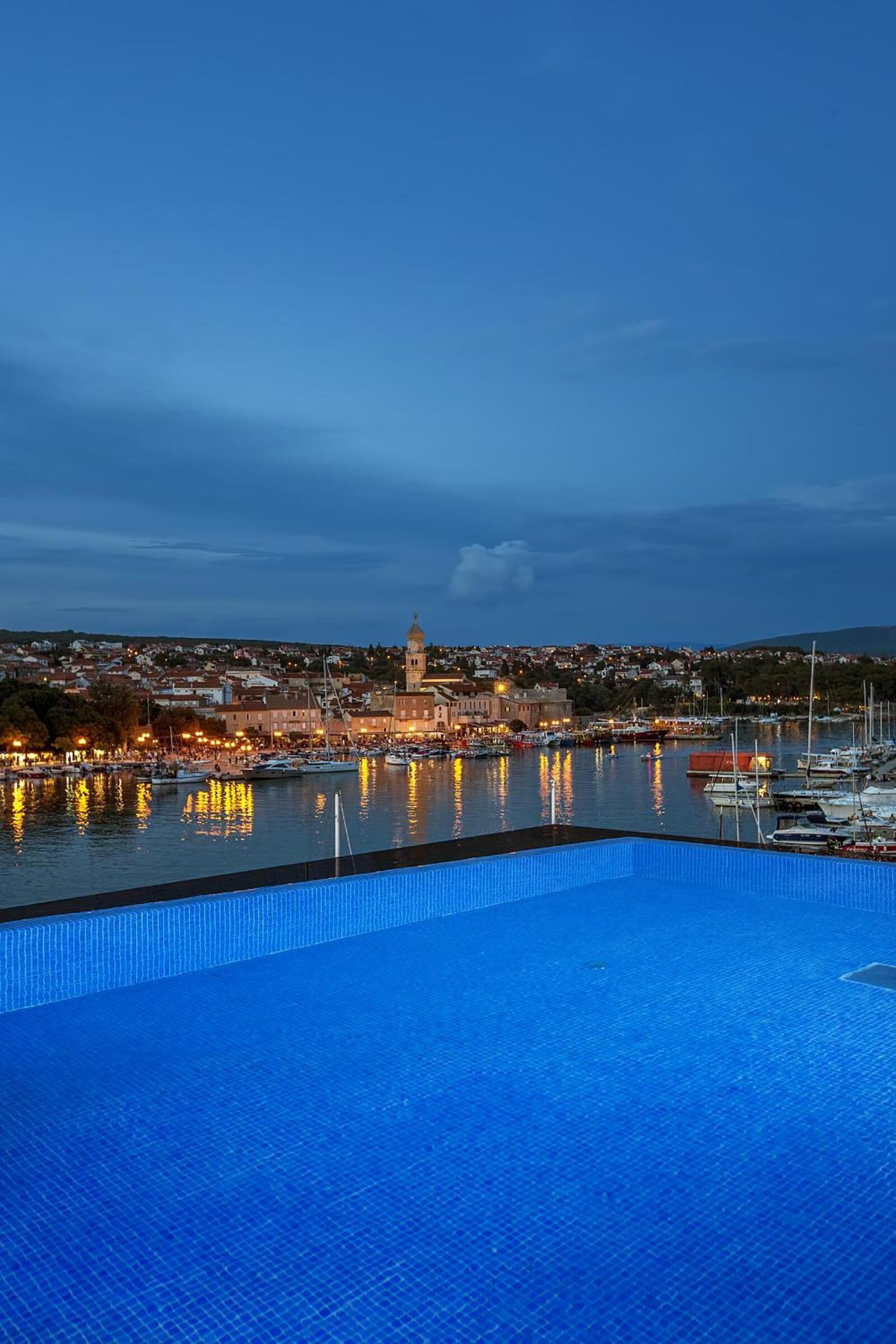 En säsongsöppen utomhuspool, infinity-bassäng och solstolar