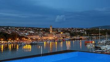 En säsongsöppen utomhuspool, infinity-bassäng och solstolar