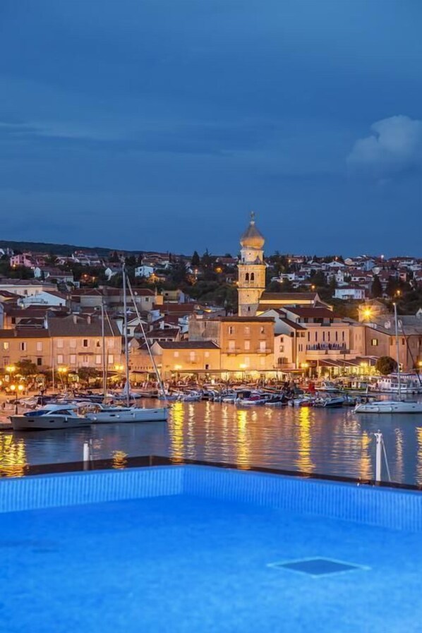 Seasonal outdoor pool, an infinity pool, pool loungers - Hotel Maritim (Krk)