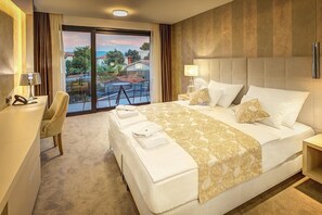 Minibar, caja de seguridad en la habitación y escritorio 