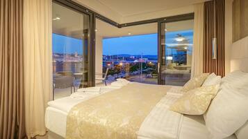 Minibar, värdeförvaringsskåp på rummet och skrivbord