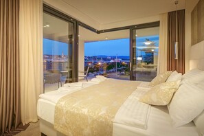 Minibar, caja de seguridad en la habitación y escritorio 