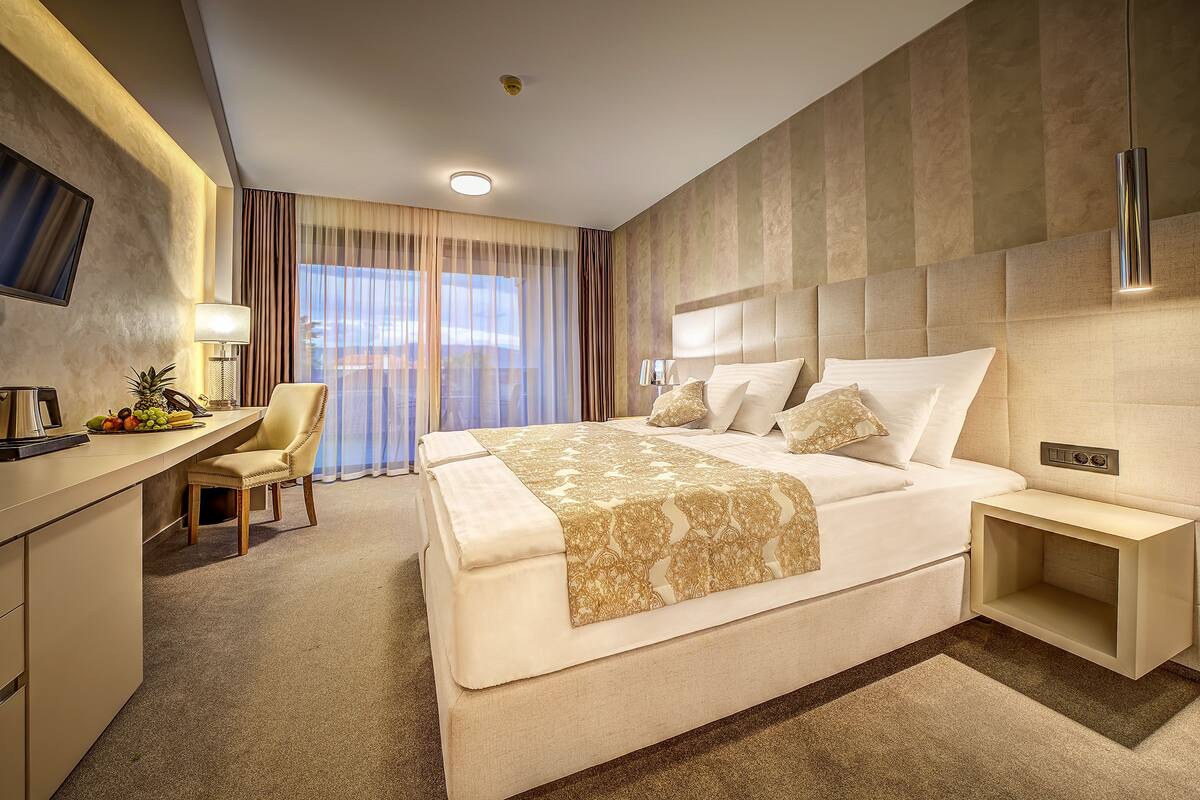 Superior Double Room, Sea View | Minibar, in-room safe, desk, laptop workspace