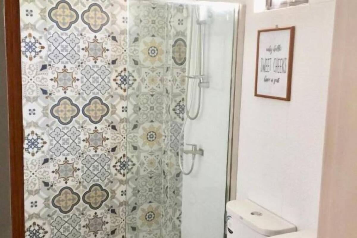 Buồng tắm vòi sen, đồ dùng nhà tắm miễn phí, máy sấy tóc 