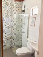 Ducha, artículos de tocador gratuitos, secador de pelo, bidet