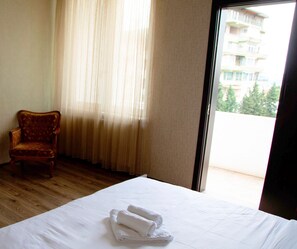 Hypo-allergenic bedding, memory foam beds, individually decorated - Hotel Satori (Tbilisi)