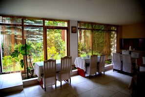 朝食 (ビュッフェ)、毎日提供 (1 名様 5 USD)