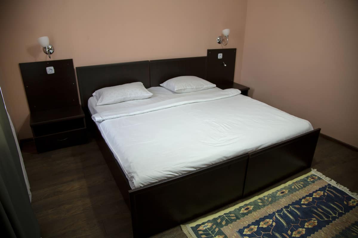 Basic Double or Twin Room | Hypo-allergenic bedding available, memory foam beds, desk