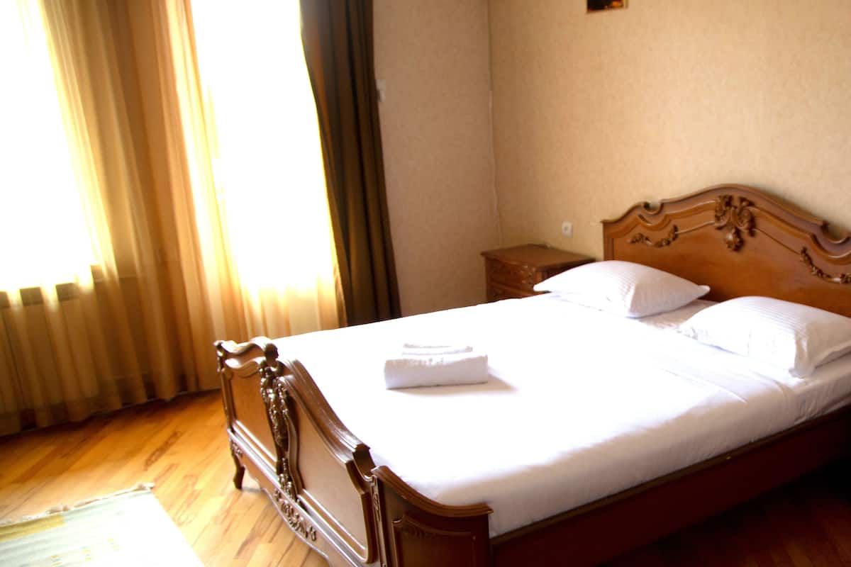 Family Suite | Hypo-allergenic bedding available, memory foam beds, desk