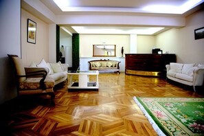 Área de estar no saguão