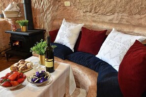 Exclusive Room | Living room | Smart TV, fireplace, Netflix - Mull Harim Yam Vegan Galilee hospitality - Adults Only (Ma'ale Yosef)
