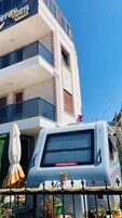Un edificio con un cartel que dice 'Crawaysen Apart'.