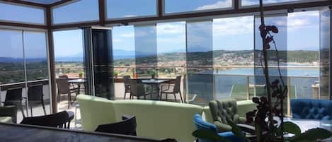 Un balcon spacieux offrant une vue dégagée sur la ville et les montagnes.
