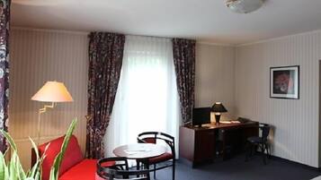 Doppel- oder Zweibettzimmer | Wohnbereich | 80-cm-Fernseher mit Kabelempfang