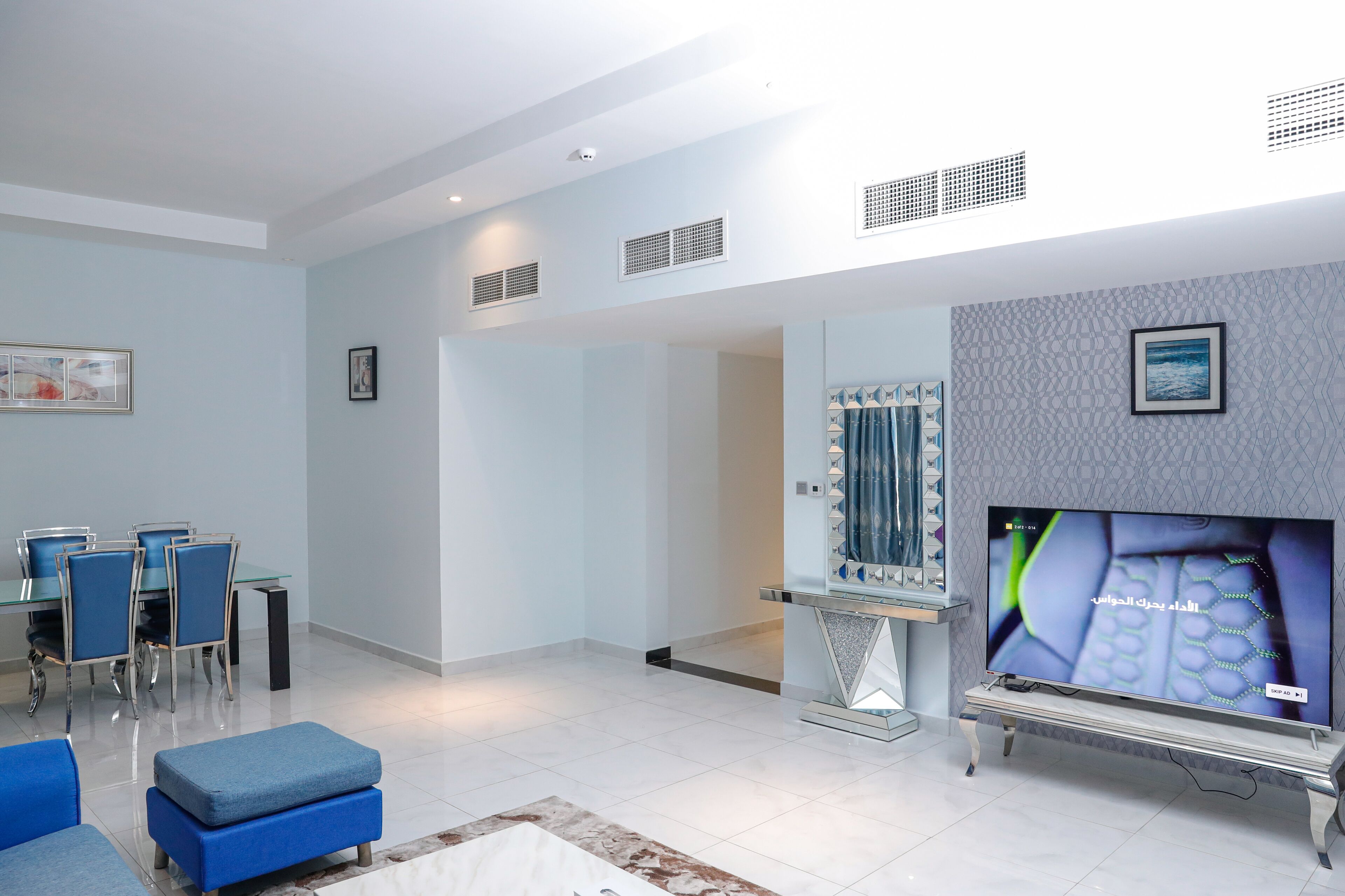 Una televisión de pantalla plana