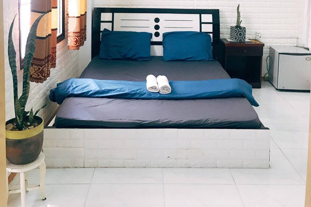Basic Double Room Single Use | Blackout drapes, WiFi (free), bed sheets