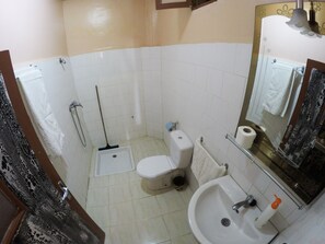 Lejlighed - 1 soveværelse | Badeværelse | Bruser, hårtørrer, håndklæder, Sæbe