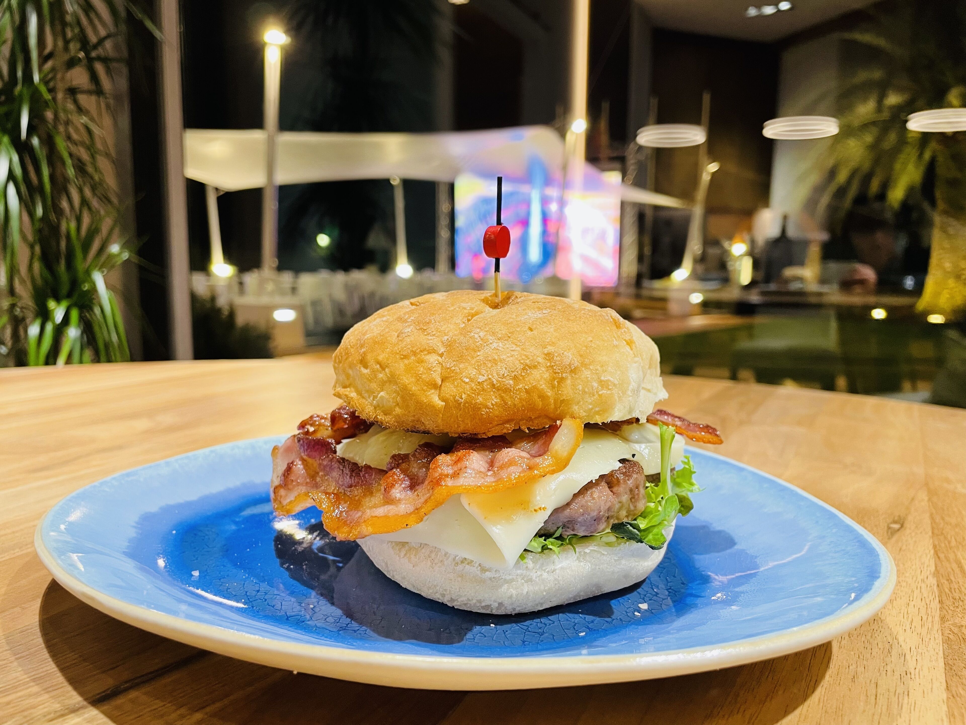 Un sandwich sur une assiette bleue.