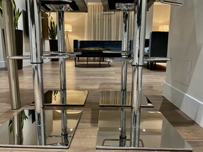 Suite deluxe familiar | Cocina privada | Refrigerador con congelador, microondas, horno y parrilla de estufa 