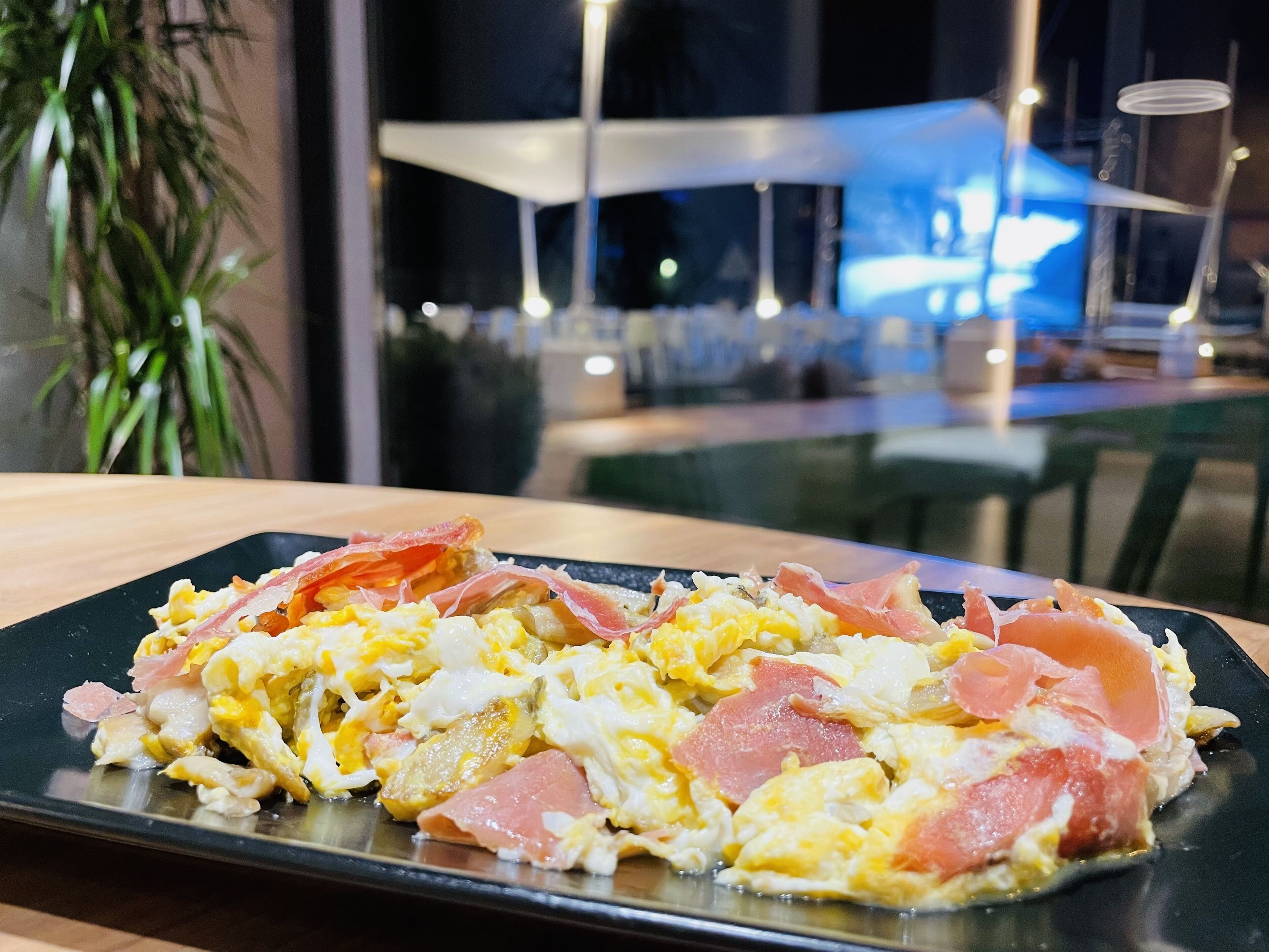 Un plato negro con un desayuno.
