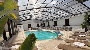 Seasonal outdoor pool, open 10:00 AM to 10:00 PM, pool umbrellas - Harpazul Apartments (Catoira)