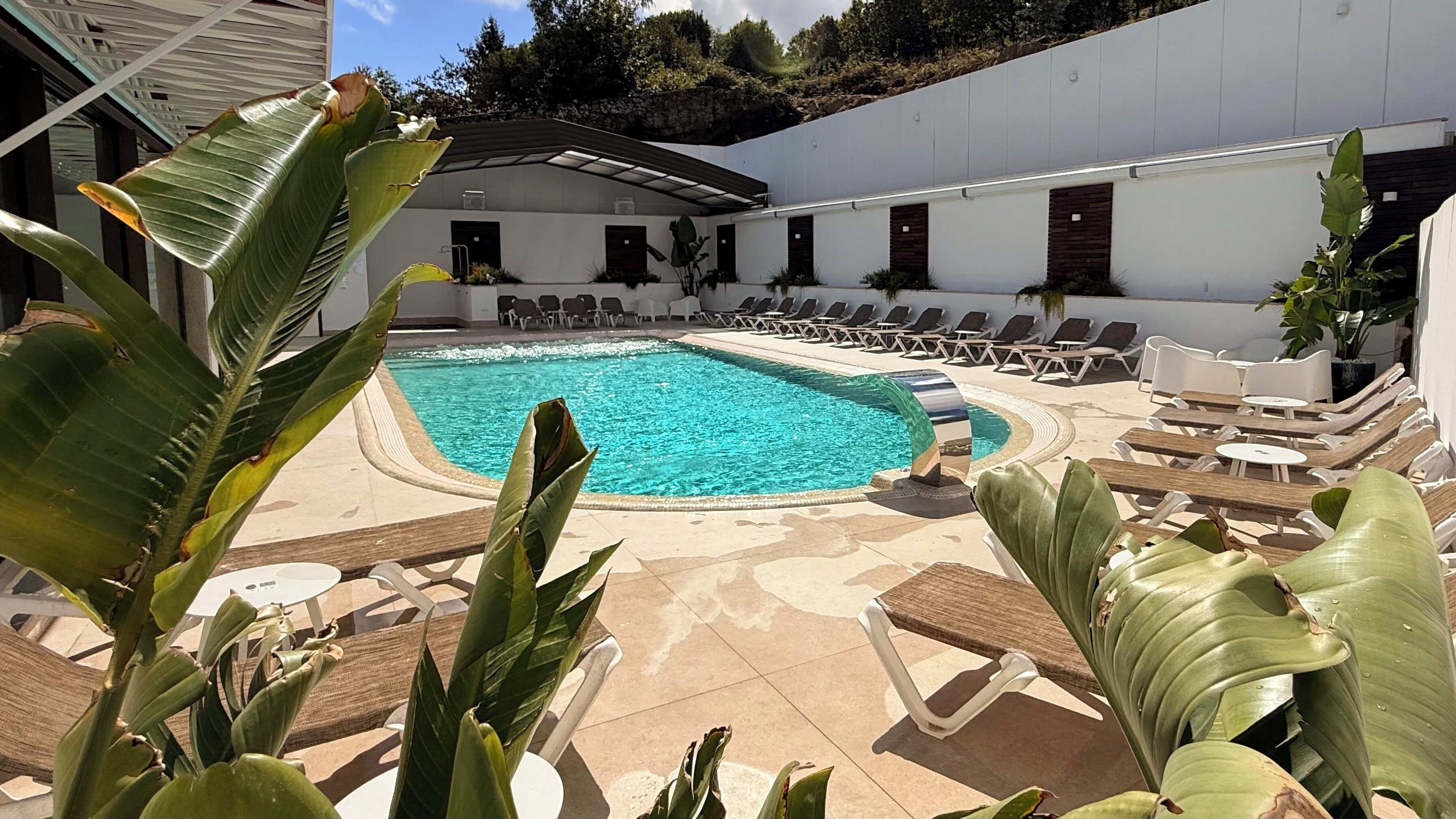 季節性室外泳池；10:00 至 22:00 開放；泳池傘、躺椅