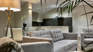 Apartmento deluxe familiar | Área de sala de estar | Smart TV de 55 pulgadas con canales vía satélite y televisión