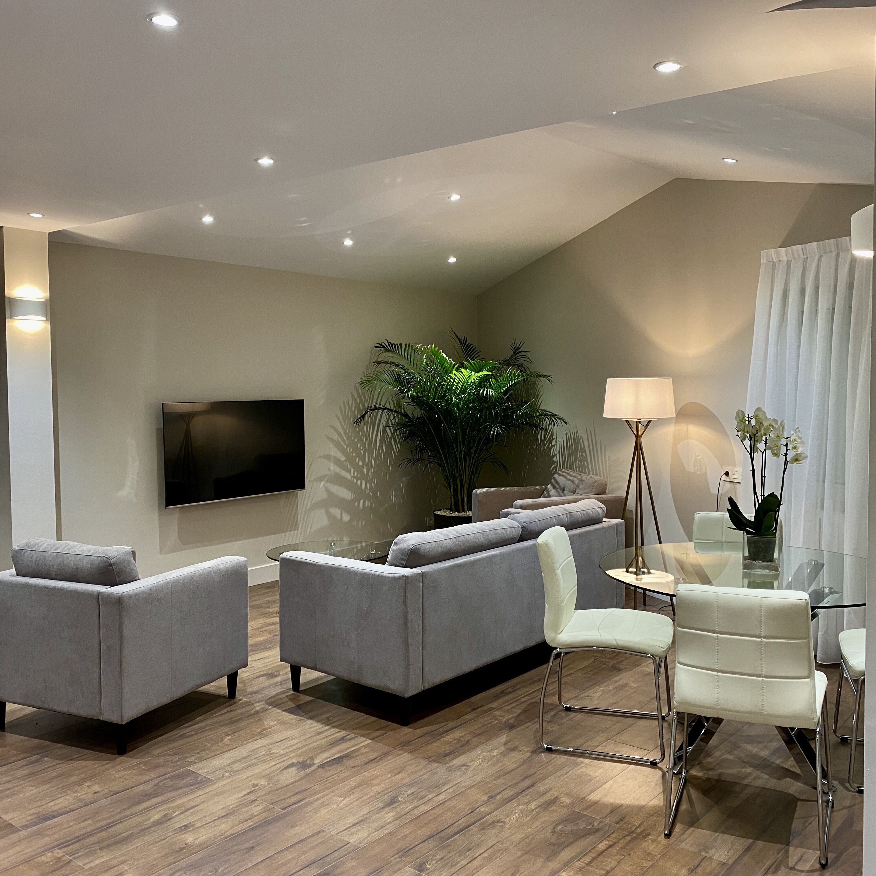 Deluxe appartement, 2 slaapkamers | Woonruimte | Een 55-inch smart-tv met satellietzenders, televisie en vloerwarming