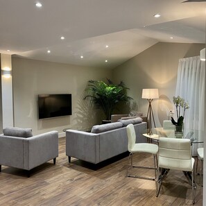 Deluxe Family Apartment | Living area