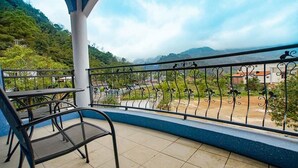 Habitación cuádruple | Escritorio, cortinas opacas, camas supletorias y ropa de cama