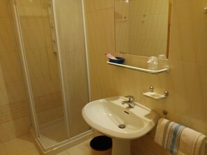 Ducha, cabezal de ducha tipo lluvia, secador de pelo y toallas