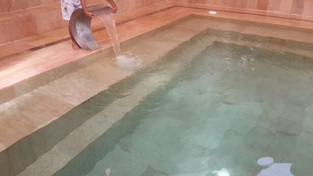 A clear rectangular pool with a curved edge, surrounded by a tiled floor and walls. - Karaali Kpalicalari ve Otel Tesisleri (Sanliurfa)