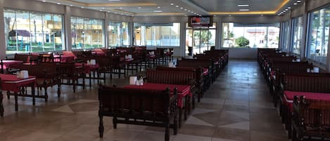 Breakfast, lunch and dinner served