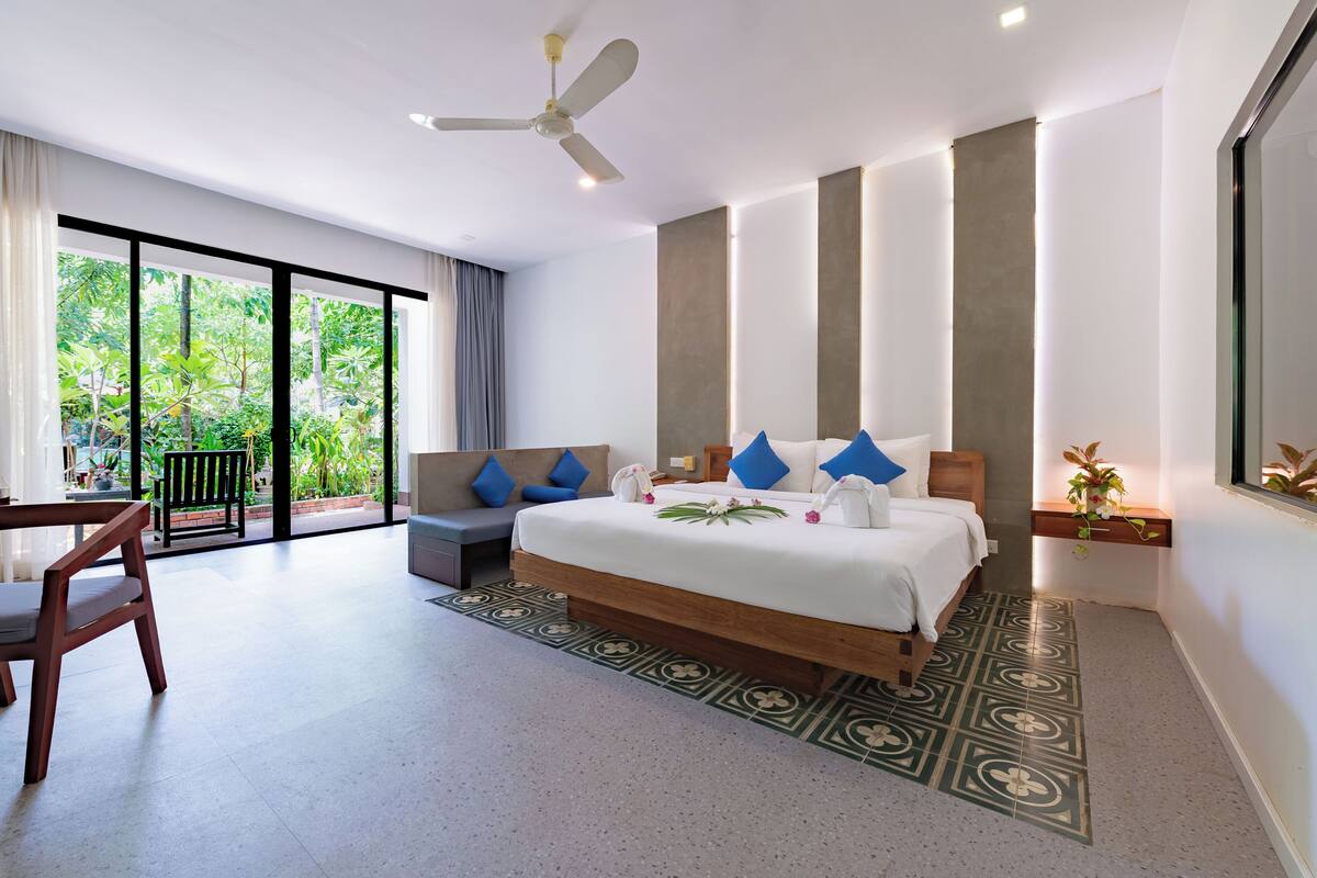 Poolside Garden Residence Signature Studio | Egyptian cotton sheets, premium bedding, pillowtop beds, minibar
