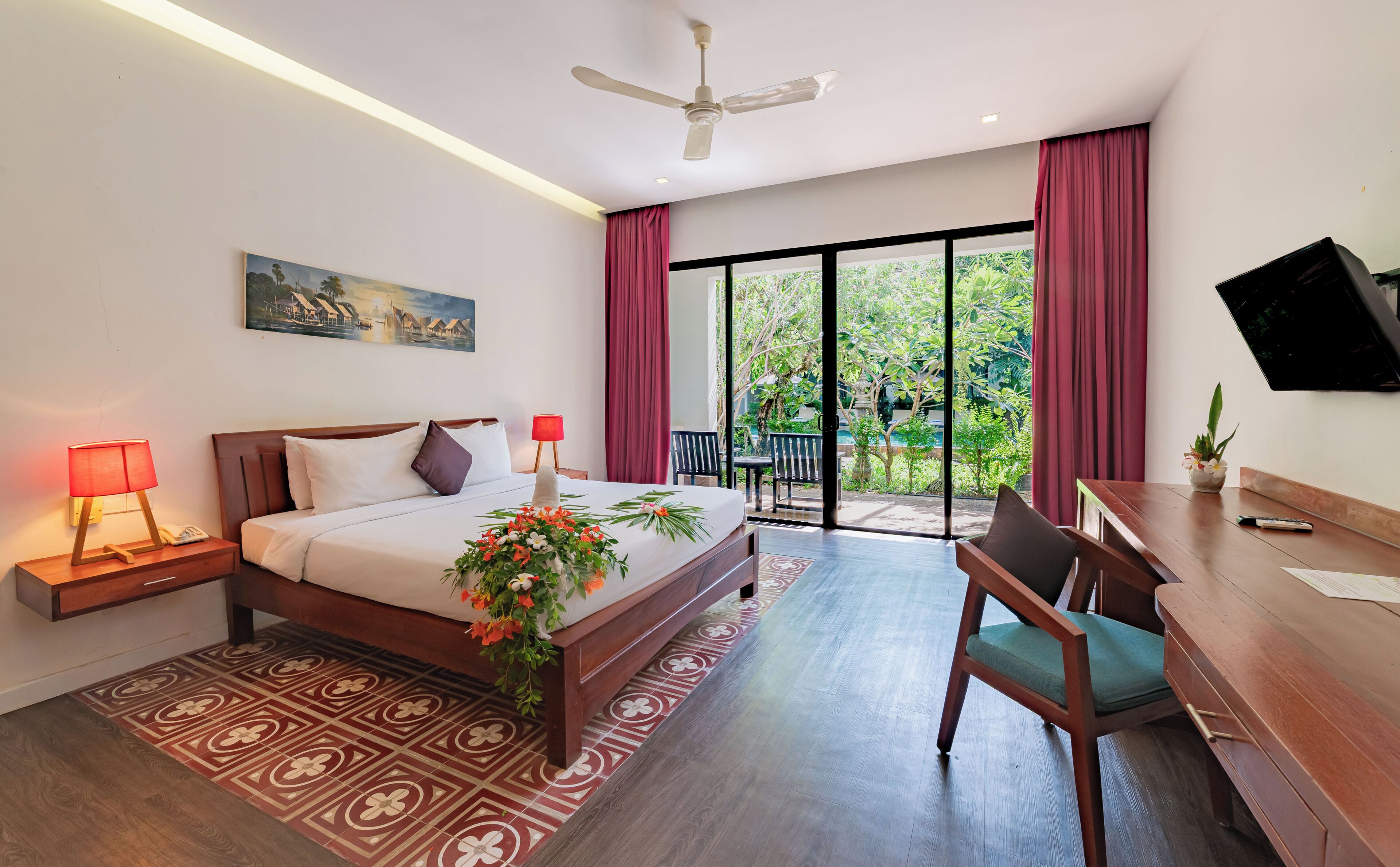 Infinity Poolside Signature Suite | Egyptian cotton sheets, premium bedding, pillowtop beds, minibar