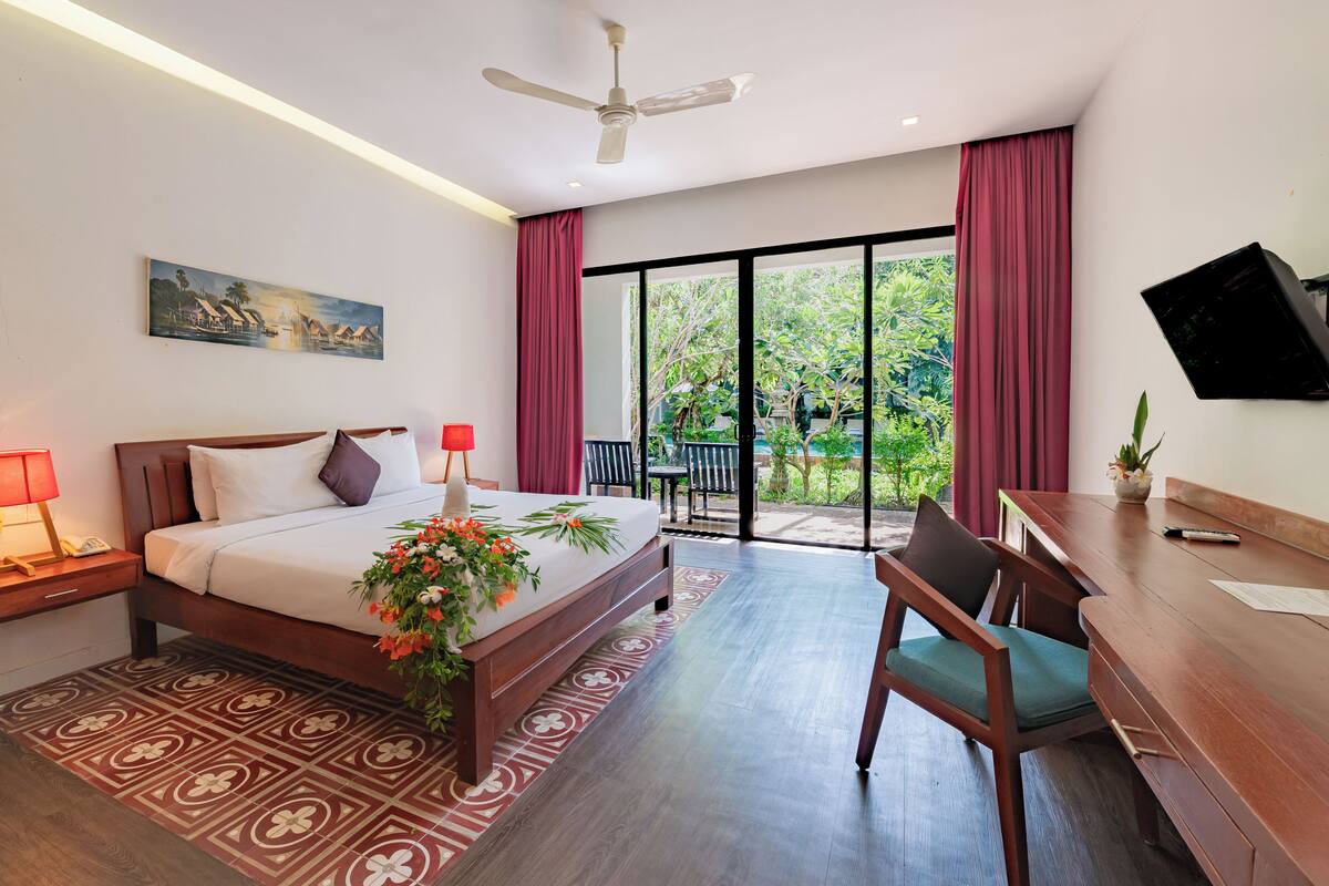 Infinity Poolside Signature Suite | Egyptian cotton sheets, premium bedding, pillowtop beds, minibar