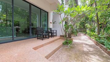 Family Cabana Pool Access | Terraza o patio