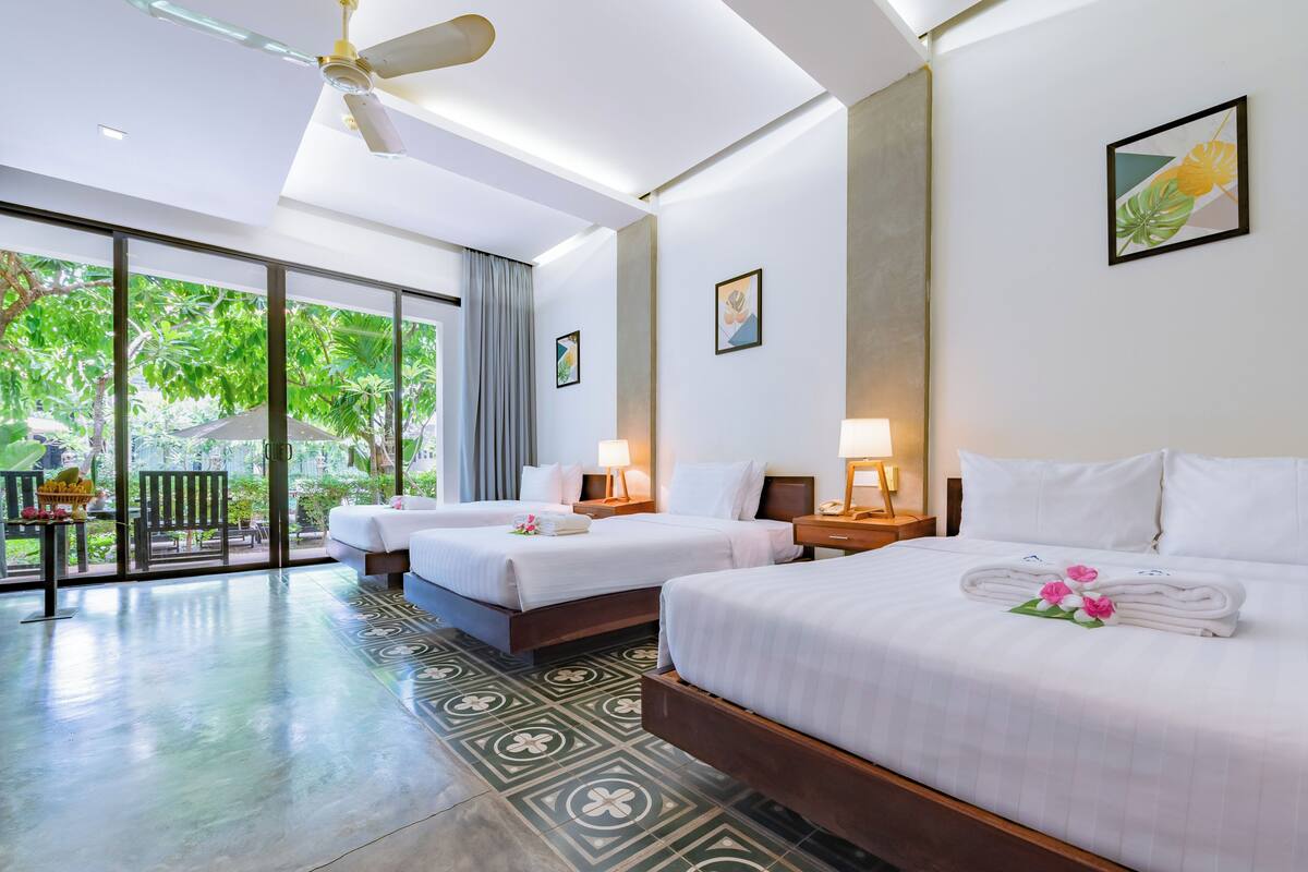 Infinity Poolside Family Suite | Egyptian cotton sheets, premium bedding, pillowtop beds, minibar