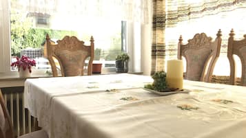 Desayuno continental diario (EUR 10 por persona)