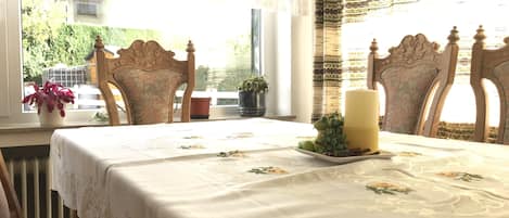 Kontinental morgenmad hver dag (10 EUR pr. person)