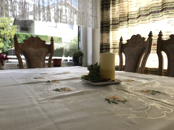 Café da manhã continental todos os dias (EUR 10 por pessoa)