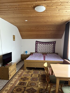 Standard Triple Room | Individually decorated, individually furnished, free WiFi - Pension Falter (Nideggen)