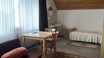Standard-herbergi fyrir þrjá | Borðhald á herbergi eingöngu