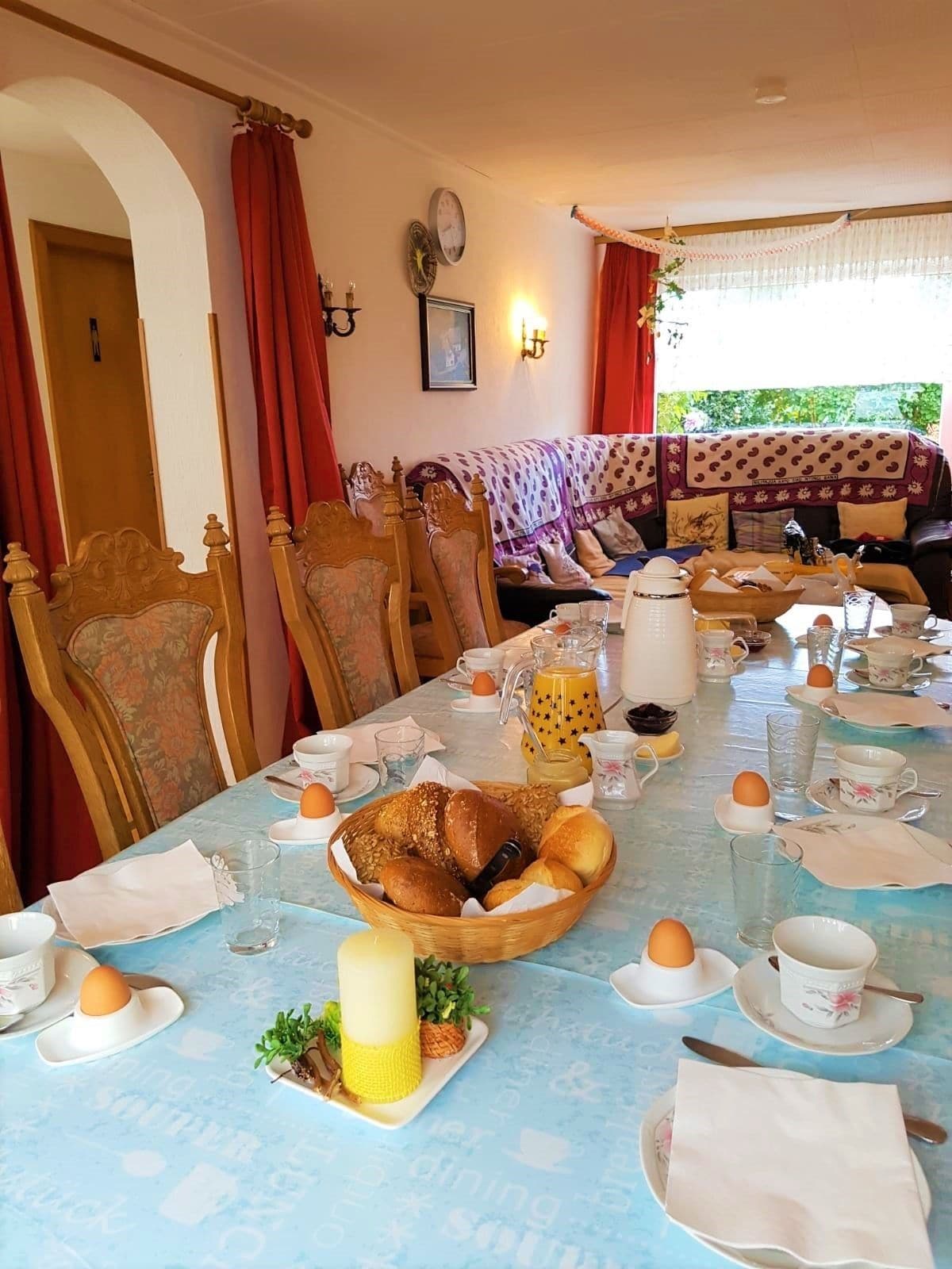 Petit déjeuner continental (10 EUR par personne)